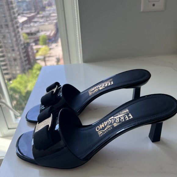 Ferragamo Vara Bow slide - Authentic - Brand new - Picture 2 of 3